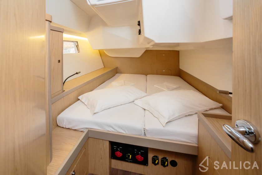 Oceanis 48 - Yacht Charter Sailica