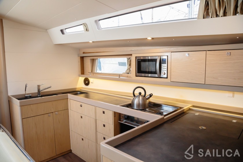 Oceanis 48 - Yacht Charter Sailica