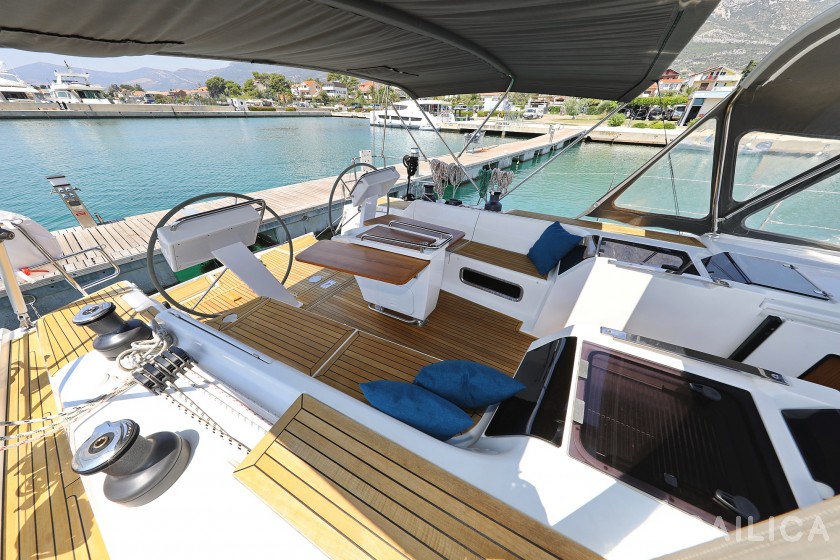 Hanse 505 - 4 + 1 cab. - Yacht Charter Sailica