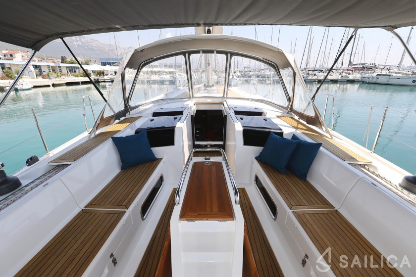 Hanse 505 - 4 + 1 cab. - Yacht Charter Sailica