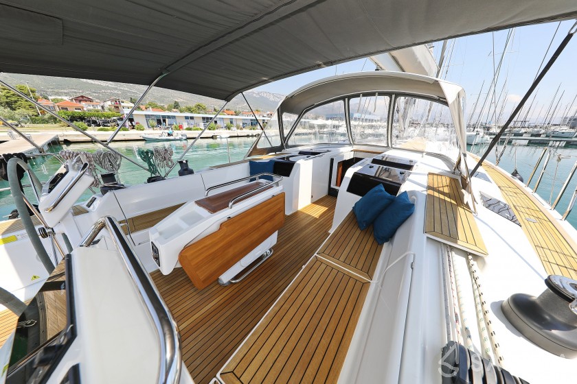 Hanse 505 - 4 + 1 cab. - Yacht Charter Sailica