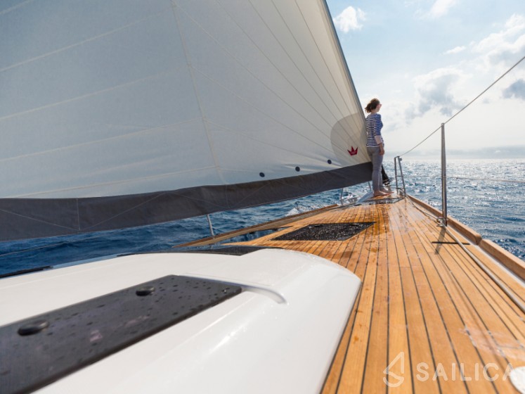 Dufour 520 GL - Yacht Charter Sailica