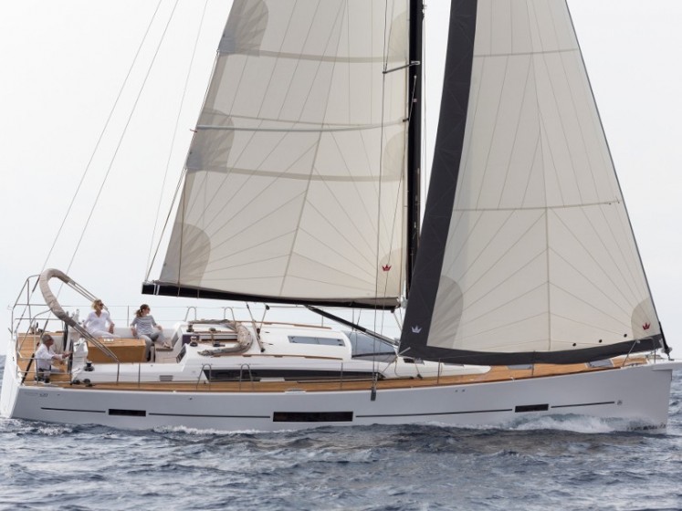 Dufour 520 GL - Yacht Charter Sailica