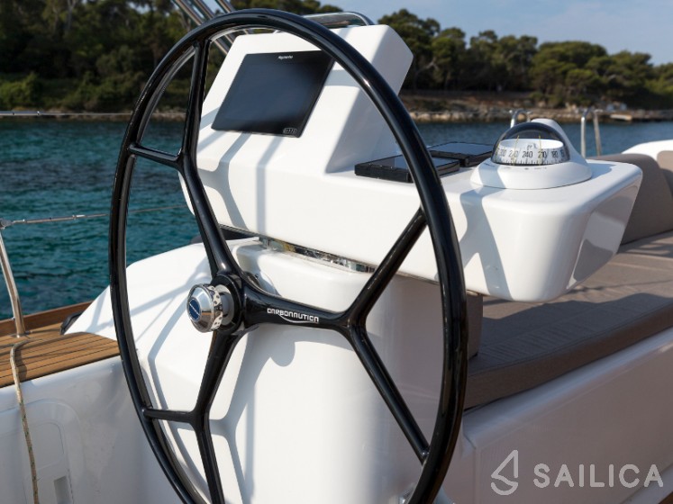 Dufour 520 GL - Yacht Charter Sailica