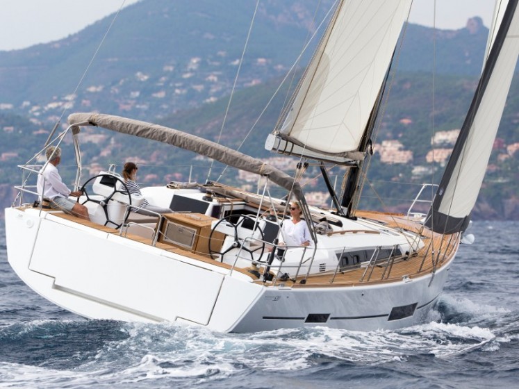 Dufour 520 GL - Yacht Charter Sailica