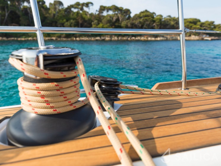 Dufour 520 GL - Yacht Charter Sailica