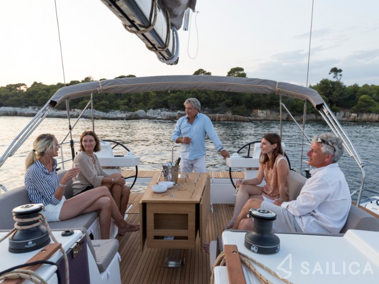 Dufour 520 GL - Yacht Charter Sailica