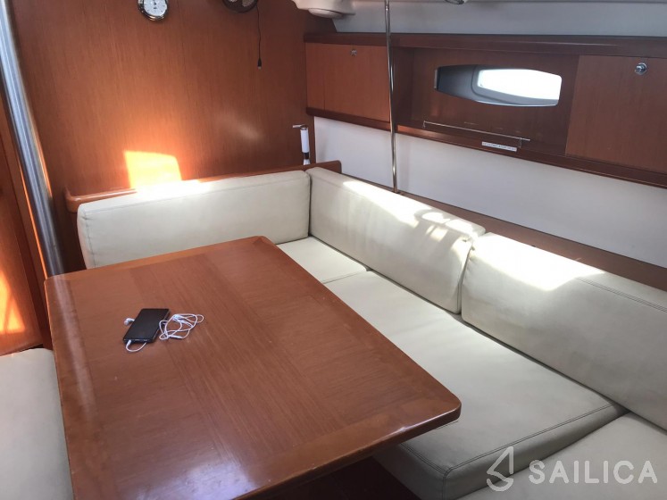 Oceanis 43 - Yacht Charter Sailica
