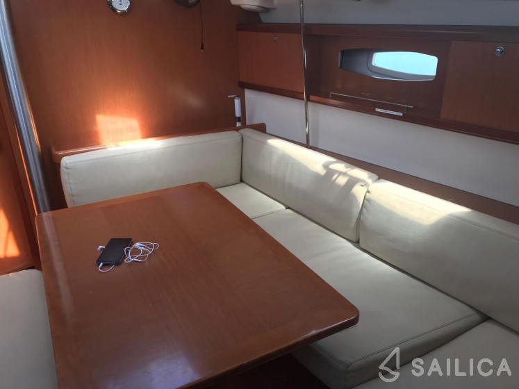 Oceanis 43 - Yacht Charter Sailica