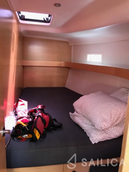 Oceanis 43 - Yacht Charter Sailica