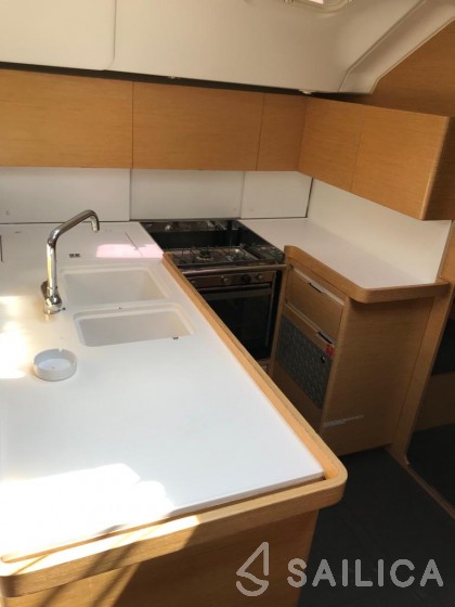 Oceanis 43 - Yacht Charter Sailica
