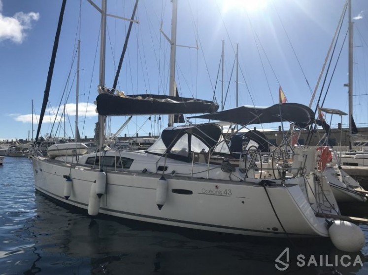Oceanis 43 - Yacht Charter Sailica