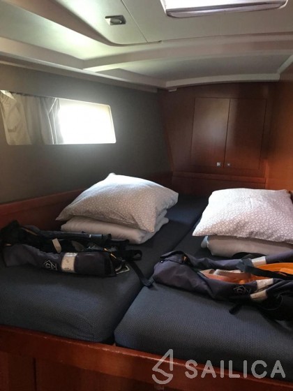 Oceanis 45 - Yacht Charter Sailica