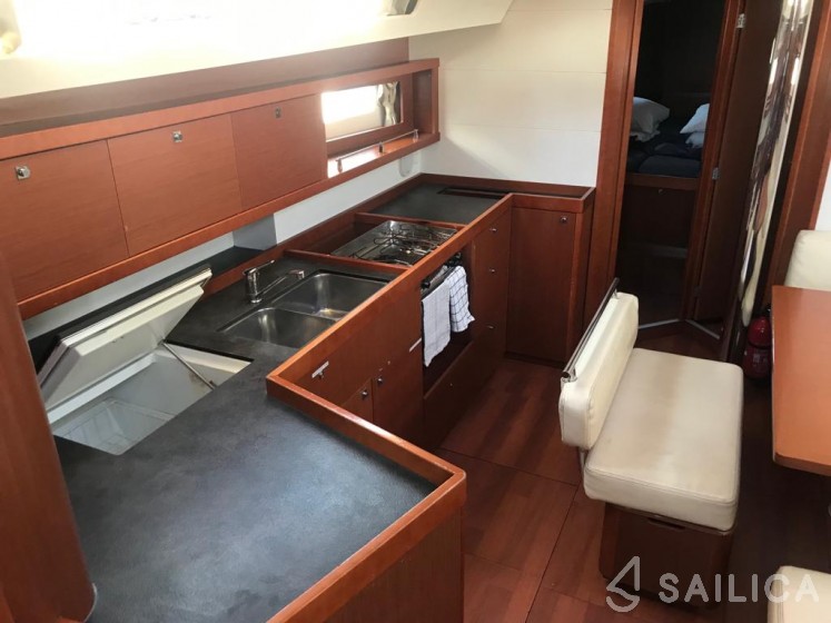 Oceanis 45 - Yacht Charter Sailica