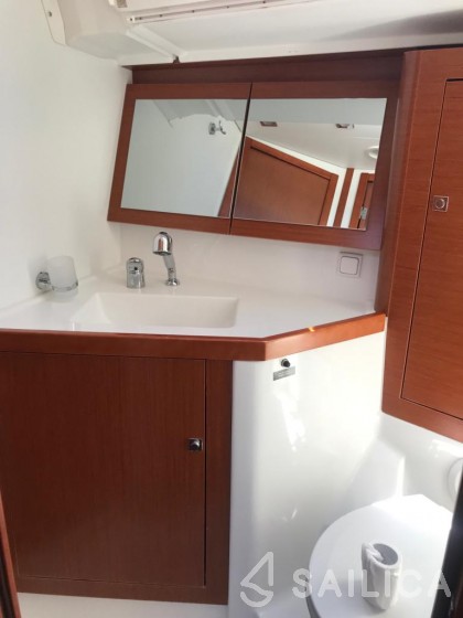 Oceanis 45 - Yacht Charter Sailica