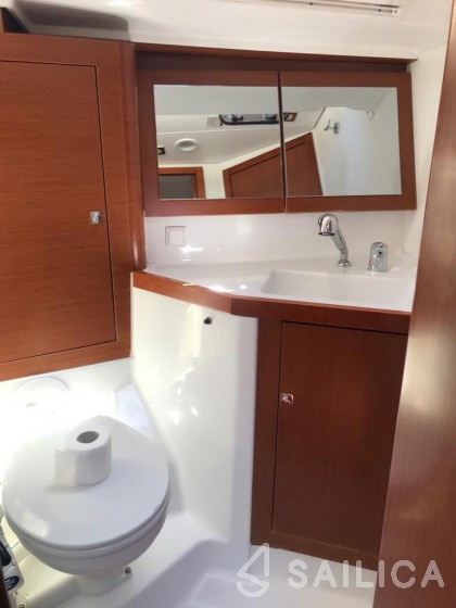 Oceanis 45 - Yacht Charter Sailica