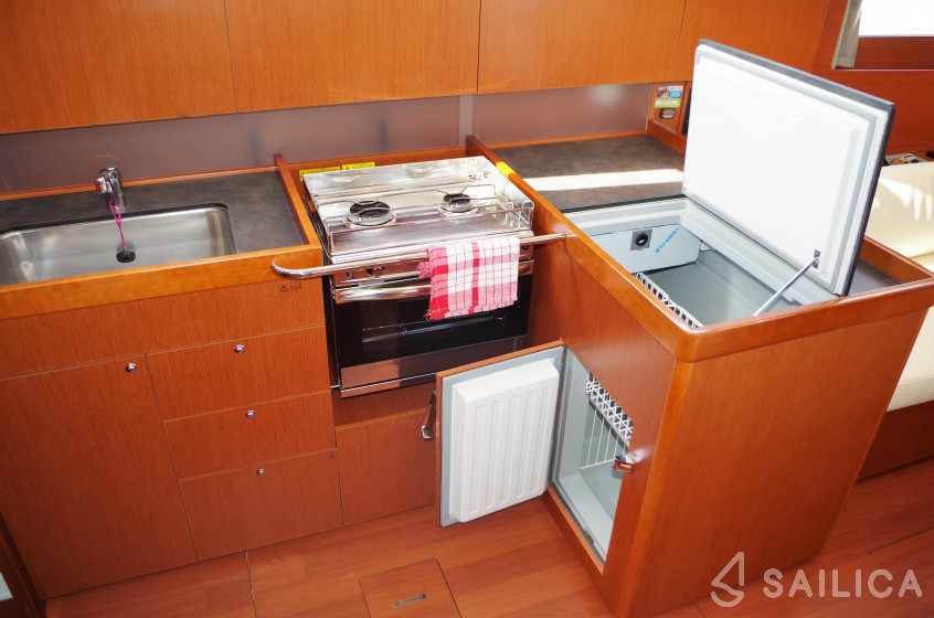 Oceanis 41.1 - Yacht Charter Sailica