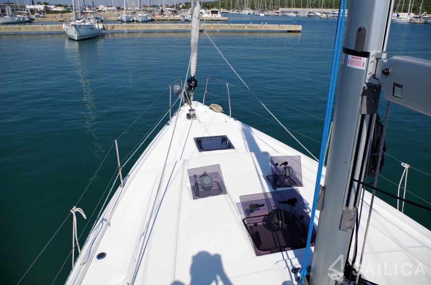 Oceanis 41.1 - Yacht Charter Sailica