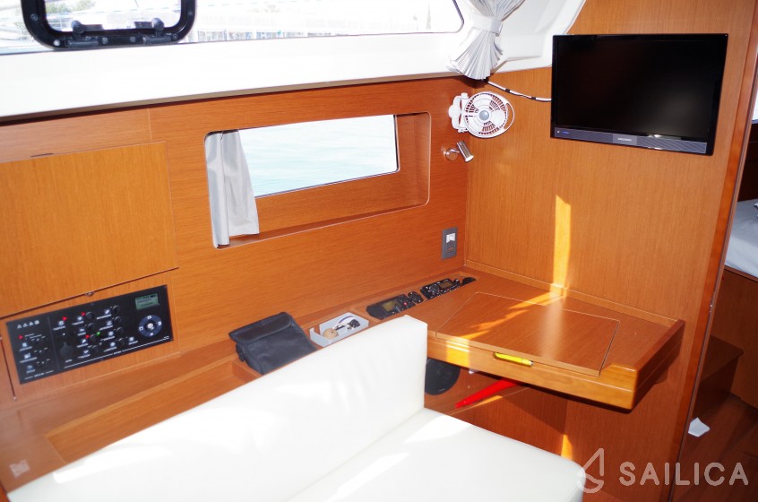 Oceanis 41.1 - Yacht Charter Sailica