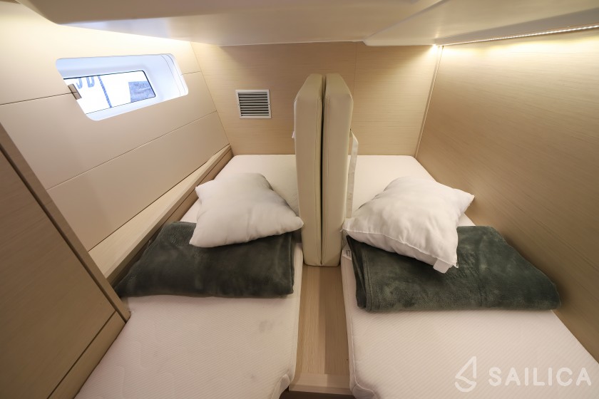 Jeanneau 54 - Yacht Charter Sailica