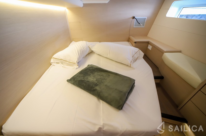 Jeanneau 54 - Yacht Charter Sailica