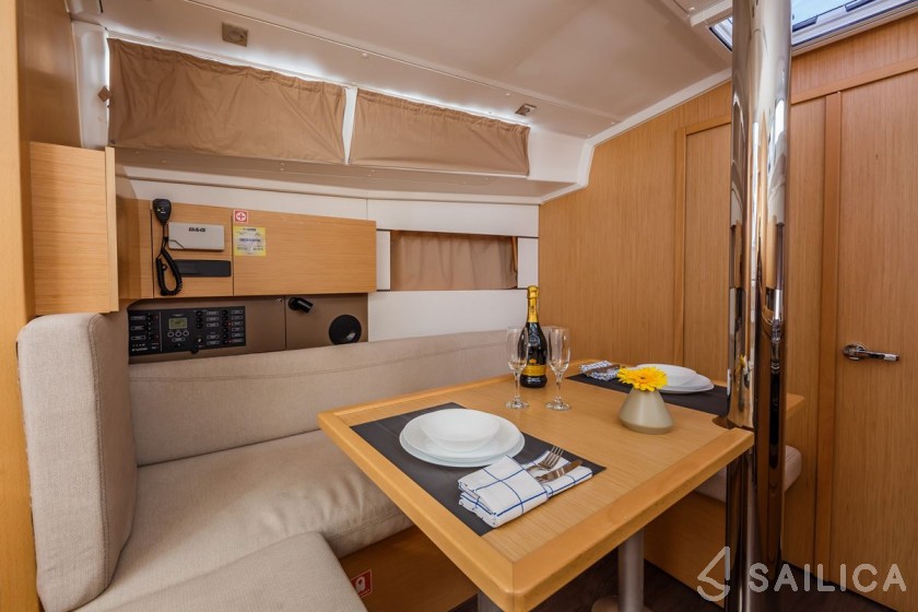 Oceanis 38.1 - Yacht Charter Sailica