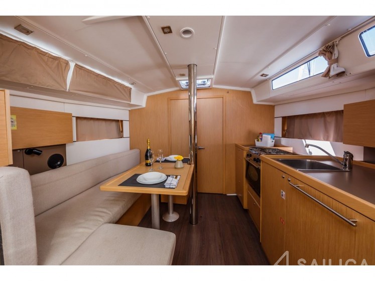 Oceanis 38.1 - Yacht Charter Sailica