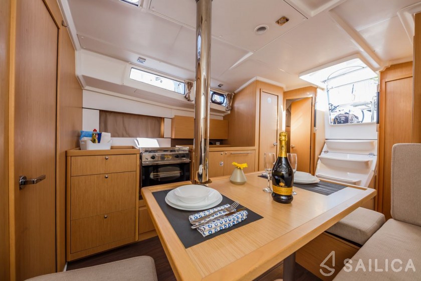 Oceanis 38.1 - Yacht Charter Sailica
