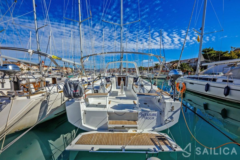Oceanis 38.1 - Yacht Charter Sailica