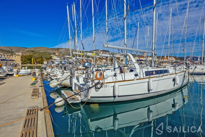 Oceanis 38.1 - Yacht Charter Sailica