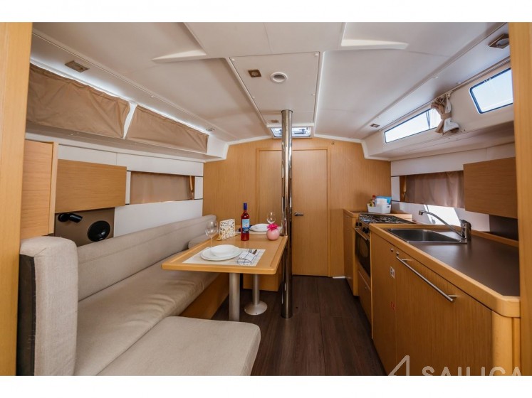 Oceanis 38.1 - Yacht Charter Sailica