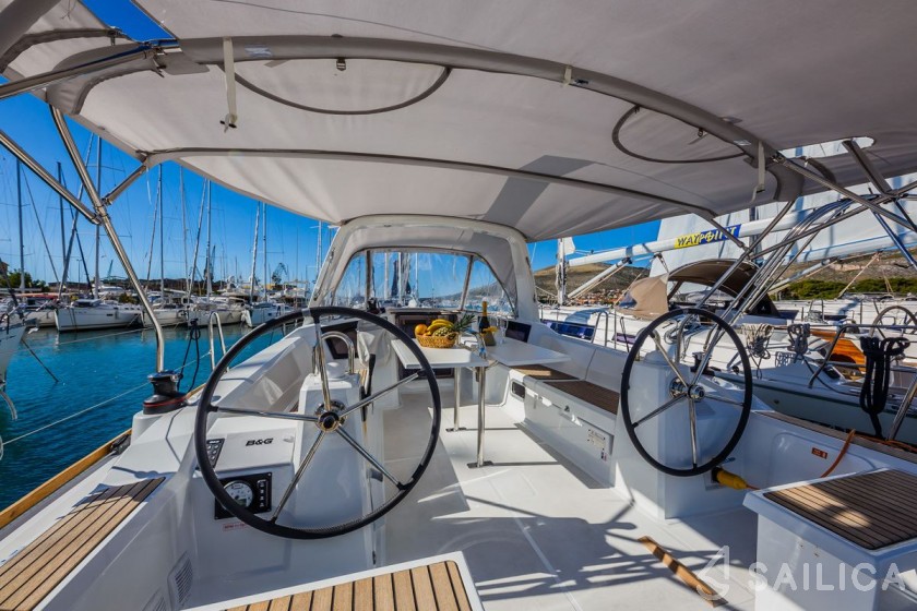 Oceanis 38.1 - Yacht Charter Sailica
