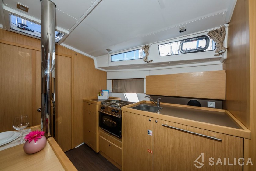 Oceanis 38.1 - Yacht Charter Sailica