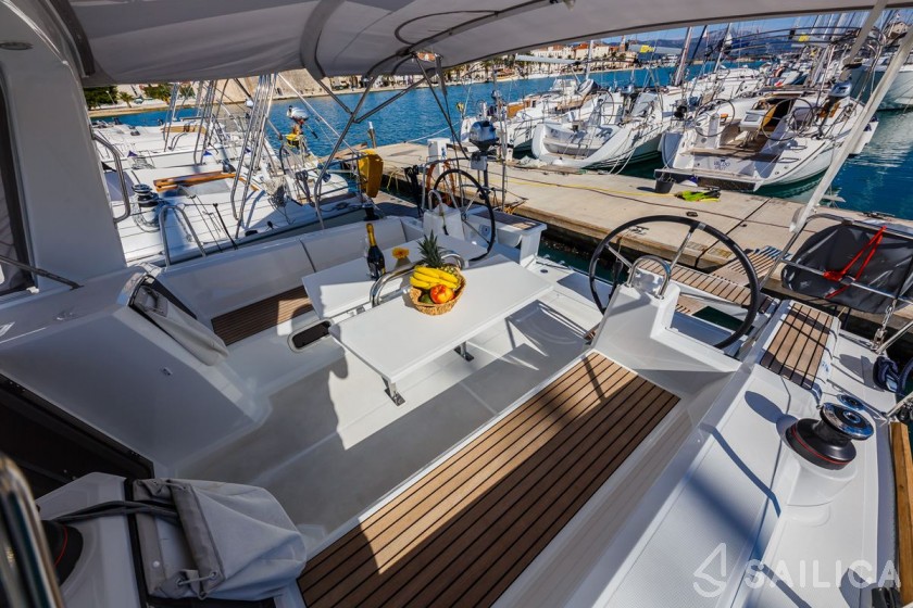 Oceanis 38.1 - Yacht Charter Sailica