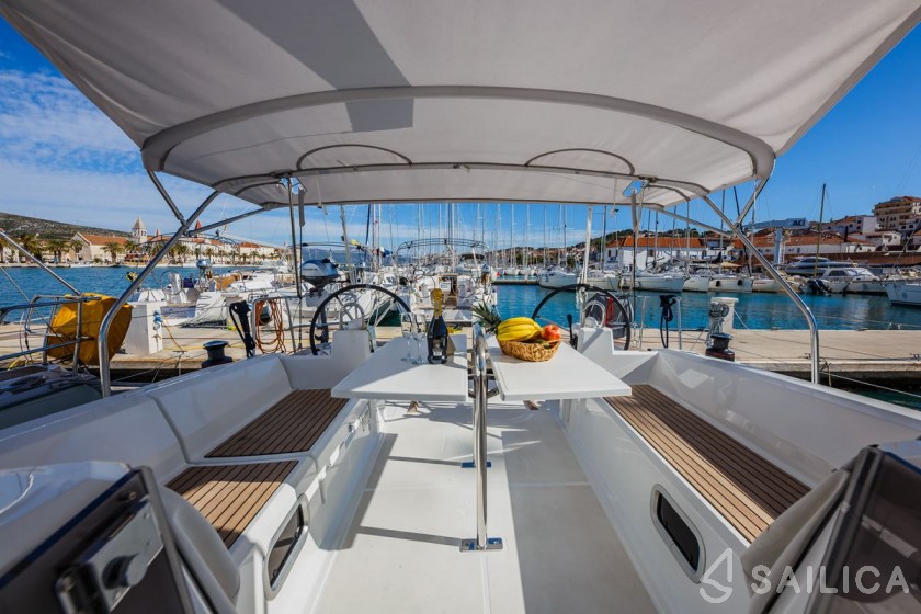 Oceanis 38.1 - Yacht Charter Sailica