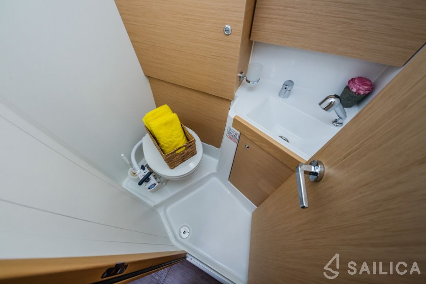 Oceanis 38.1 - Yacht Charter Sailica