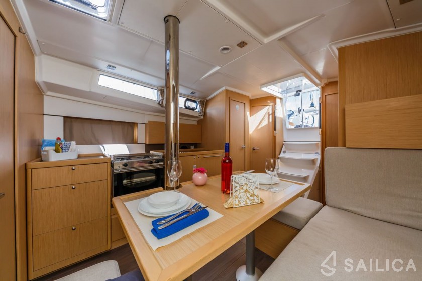 Oceanis 38.1 - Yacht Charter Sailica