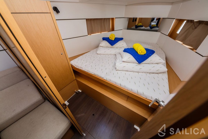 Oceanis 38.1 - Yacht Charter Sailica