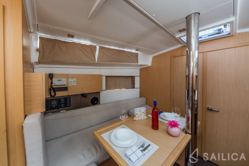 Oceanis 38.1 - Yacht Charter Sailica