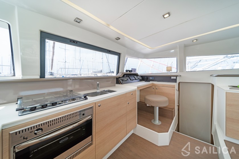 Bali 4.1 - Yacht Charter Sailica
