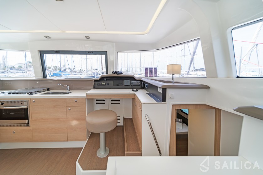 Bali 4.1 - Yacht Charter Sailica