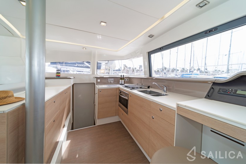 Bali 4.1 - Yacht Charter Sailica