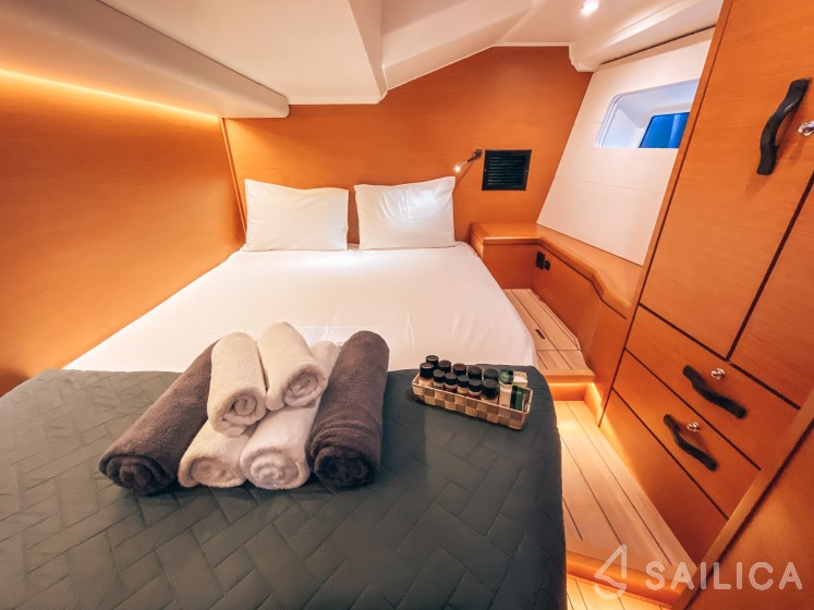 Jeanneau 54 - Yacht Charter Sailica