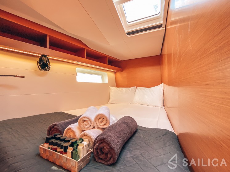 Jeanneau 54 - Yacht Charter Sailica