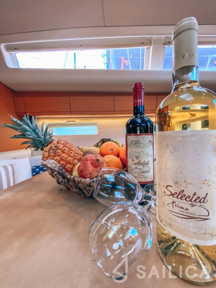 Jeanneau 54 - Yacht Charter Sailica