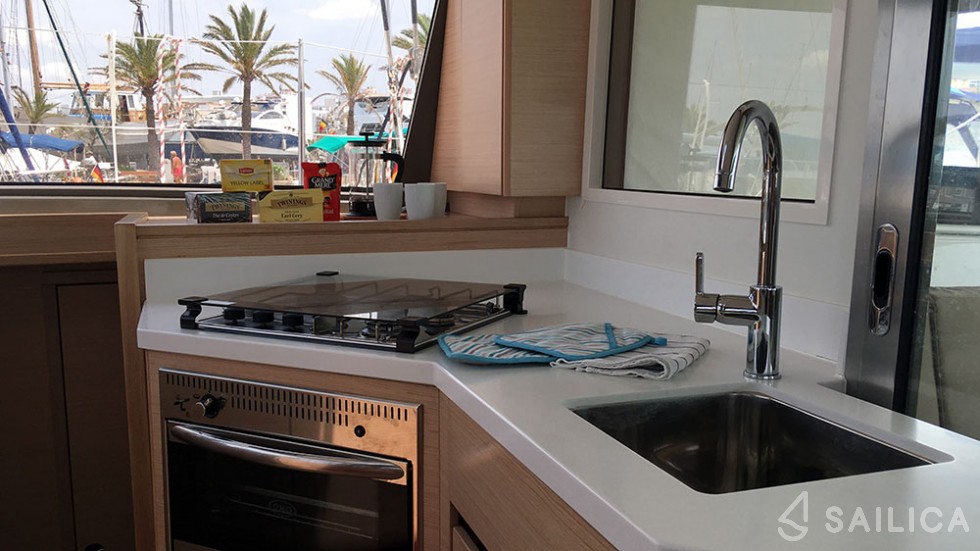 Nautitech 40 open NEW - 4 + 2 cab. - Yacht Charter Sailica