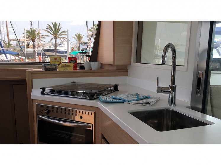 Nautitech 40 open NEW - 4 + 2 cab. - Yacht Charter Sailica
