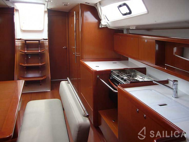 Oceanis 43 - Yacht Charter Sailica
