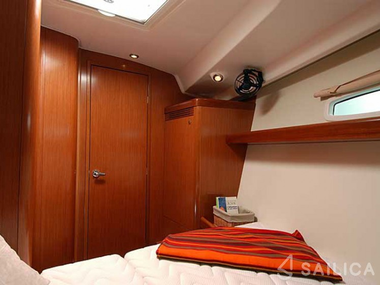 Oceanis 43 - Yacht Charter Sailica