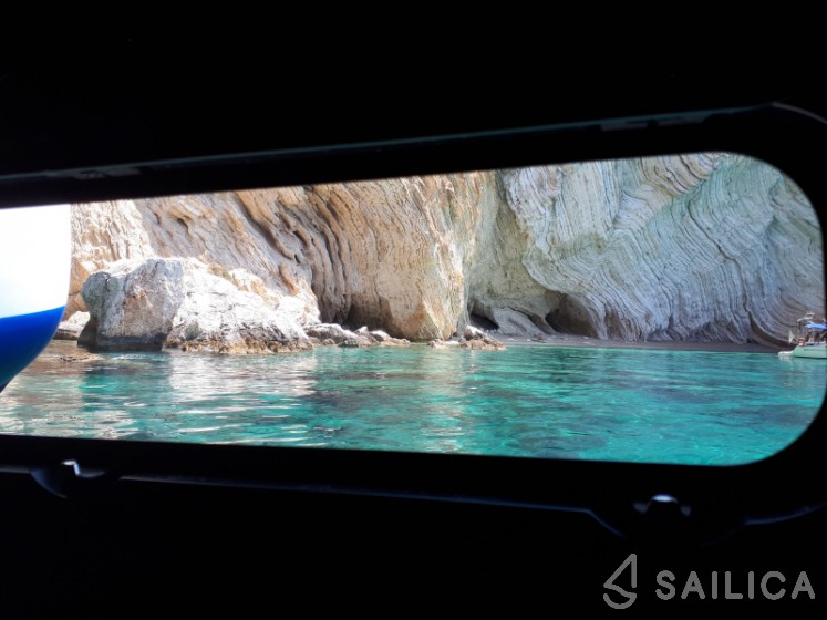 Bali 4.1 - Yacht Charter Sailica